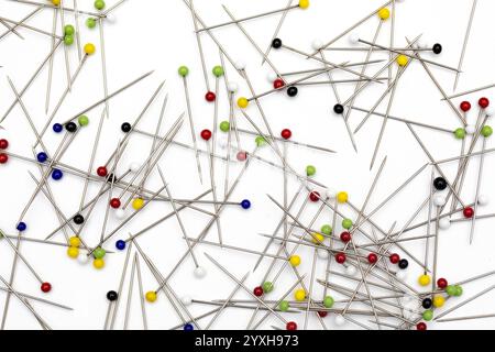 Spine a pressione colorate assortite su sfondo bianco - Vista macro testurizzata Foto Stock