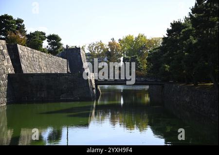 Paesaggio con vista panoramica del ponte in legno Honmaru Yagura-mon Gate, le pareti interne e il fossato del castello Nijō-jo a Kyoto, Giappone. Foto Stock