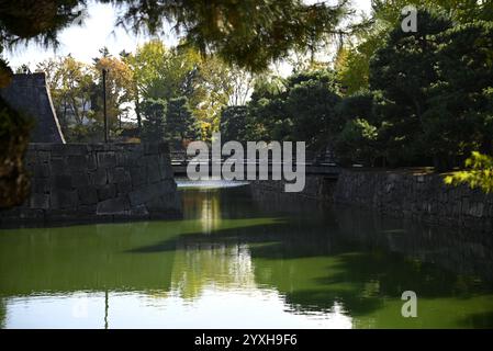 Paesaggio con vista panoramica del ponte in legno Honmaru Yagura-mon Gate, le pareti interne e il fossato del castello Nijō-jo a Kyoto, Giappone. Foto Stock