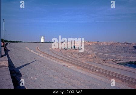 Diga alta, bacino idrico, lago Nasser, Assuan, valle del Nilo, Egitto, settembre 1989 Foto Stock