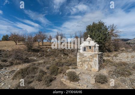 chiesa modello sul ciglio della strada a creta Foto Stock