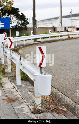 Segnaletica stradale curva, segnaletica stradale curva lungo la strada. Cartelli installati sulla strada curva. Foto Stock