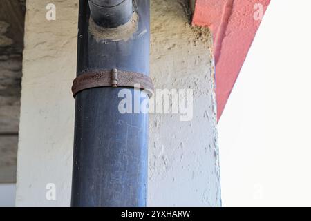 Tubi di drenaggio, tubi con anello di tenuta ruggine per scaricare l'acqua dall'edificio. Foto Stock