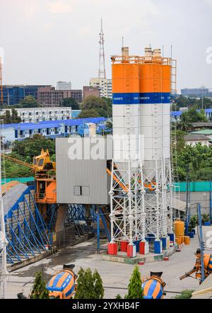 Silos cementizi di fabbrica di impianti di betonaggio o torre di miscelazione del calcestruzzo. Concetto di struttura di costruzione in loco. Foto Stock