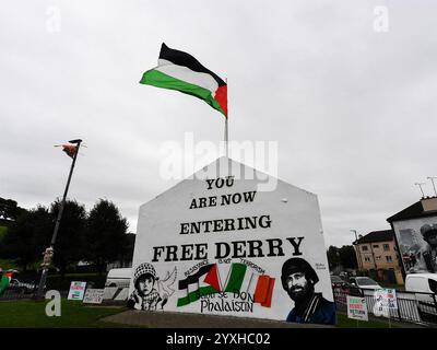 Ritratto del fotoreporter palestinese Motaz Azaiza dipinto su Free Derry Wall, Bogside, Derry, Irlanda del Nord. Foto: George Sweeney/Alamy Foto Stock