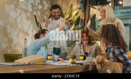 Compagnia felice amici gruppo uomini donne ragazze ragazzi studenti amici colleghi freelance squadra di ufficio maschio femmina bevanda pausa caffè animali domestici ammessi Foto Stock