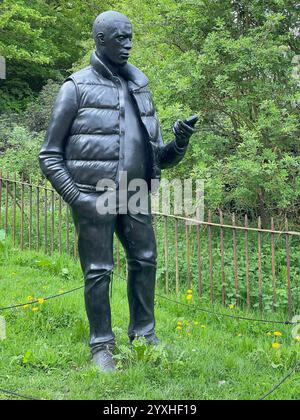 Una scultura in bronzo intitolata Network di Thomas J Price Foto Stock