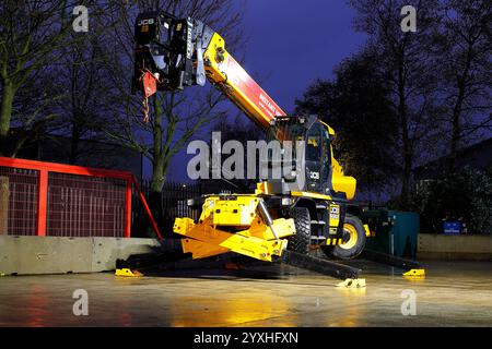 Movimentatore telescopico rotante JCB 555-260 con stabilizzatori e attrezzatura gru Foto Stock