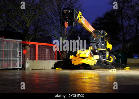 Movimentatore telescopico rotante JCB 555-260 con stabilizzatori e attrezzatura gru Foto Stock