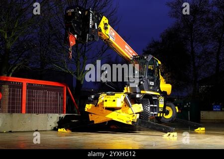 Movimentatore telescopico rotante JCB 555-260 con stabilizzatori e attrezzatura gru Foto Stock