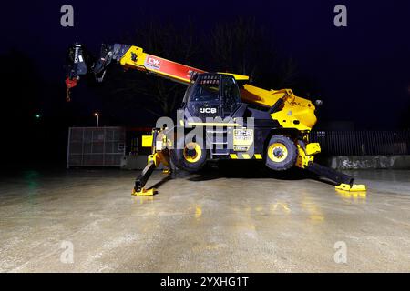 Movimentatore telescopico rotante JCB 555-260 con stabilizzatori e attrezzatura gru Foto Stock