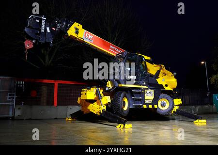 Movimentatore telescopico rotante JCB 555-260 con stabilizzatori e attrezzatura gru Foto Stock