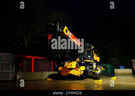 Movimentatore telescopico rotante JCB 555-260 con stabilizzatori e attrezzatura gru Foto Stock