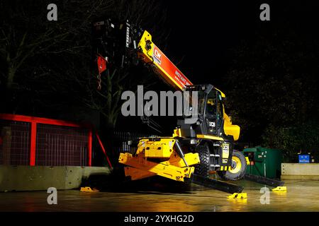 Movimentatore telescopico rotante JCB 555-260 con stabilizzatori e attrezzatura gru Foto Stock