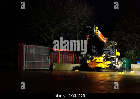 Movimentatore telescopico rotante JCB 555-260 con stabilizzatori e attrezzatura gru Foto Stock