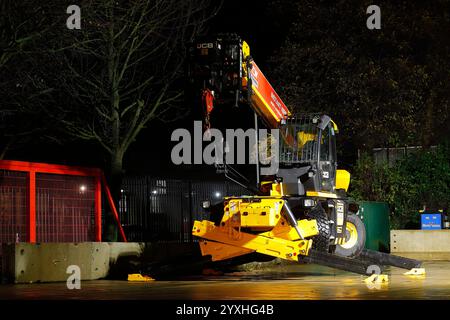 Movimentatore telescopico rotante JCB 555-260 con stabilizzatori e attrezzatura gru Foto Stock