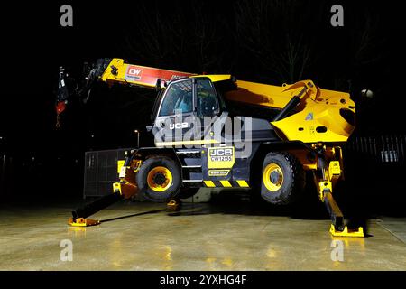 Movimentatore telescopico rotante JCB 555-260 con stabilizzatori e attrezzatura gru Foto Stock