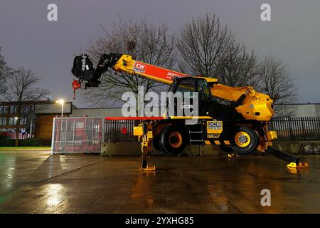 Movimentatore telescopico rotante JCB 555-260 con stabilizzatori e attrezzatura gru Foto Stock