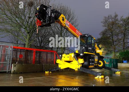 Movimentatore telescopico rotante JCB 555-260 con stabilizzatori e attrezzatura gru Foto Stock