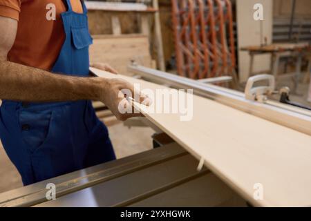 Prodotto di un artigiano che taglia legname su pezzi che lavorano su una piattaforma di taglio circolare Foto Stock