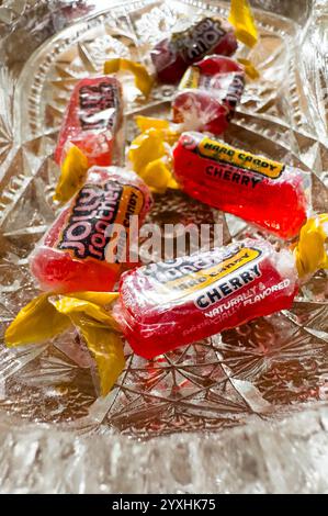 Jolly Rancher Hard Candy in un robusto piatto di caramelle di vetro trasparente. Foto Stock