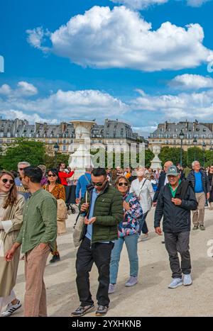 Centinaia di turisti al Louvre di Parigi, in Francia, il nuovo problema dei giorni moderni - il turismo di massa Foto Stock