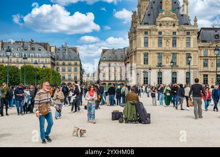 Centinaia di turisti al Louvre di Parigi, in Francia, il nuovo problema dei giorni moderni - il turismo di massa Foto Stock