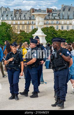 Gli agenti di polizia francesi si mescolano con le centinaia di turisti al Louvre di Parigi, in Francia Foto Stock