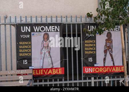 Tel Aviv, New York, Stati Uniti. 16 dicembre 2024. Manifesti visti sulla recinzione della scuola superiore a Tel Aviv in Israele il 16 dicembre 2024 a sostegno delle donne ebraiche e accusando l'organizzazione un Women su due standard dopo che l'organizzazione non ha condannato Hamas del suo trattamento contro le donne durante e dopo l'attacco terroristico del 7 ottobre 2023 (immagine di credito: © Lev Radin/ZUMA Press Wire) SOLO USO EDITORIALE! Non per USO commerciale! Foto Stock