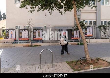 Tel Aviv, Stati Uniti. 16 dicembre 2024. Manifesti visti sulla recinzione della scuola superiore a Tel Aviv in Israele il 16 dicembre 2024 a sostegno delle donne ebraiche e accusando l'organizzazione ONU Women su due pesi e due misure dopo che l'organizzazione non ha condannato Hamas del suo trattamento contro le donne durante e dopo l'attacco terroristico del 7 ottobre 2023. (Foto di Lev Radin/Sipa USA) credito: SIPA USA/Alamy Live News Foto Stock