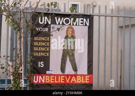 Tel Aviv, Stati Uniti. 16 dicembre 2024. Manifesti visti sulla recinzione della scuola superiore a Tel Aviv in Israele il 16 dicembre 2024 a sostegno delle donne ebraiche e accusando l'organizzazione ONU Women su due pesi e due misure dopo che l'organizzazione non ha condannato Hamas del suo trattamento contro le donne durante e dopo l'attacco terroristico del 7 ottobre 2023. (Foto di Lev Radin/Sipa USA) credito: SIPA USA/Alamy Live News Foto Stock