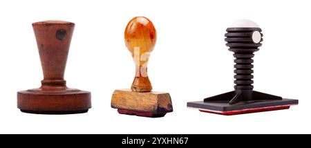 Diversi vecchi francobolli impostano oggetti isolati su sfondo bianco timbri in gomma d'epoca utensili di cancelleria antichi articoli di verifica retrò, autententi Foto Stock