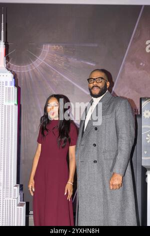 New York, Stati Uniti. 16 dicembre 2024. Tyler Perry, Kerry Washington e Ebony Obsidian durante l'illuminazione dell'Empire State Building in collaborazione con Netflix e le organizzazioni United Service in occasione dell'uscita del film "The Six Triple Eight" questo lunedì 16/12/2024. Crediti: Brasile Photo Press/Alamy Live News Foto Stock