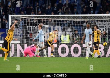 Roma, Italia. 16 dicembre 2024. Federico Dimarco di FC Internazionale festeggia dopo aver segnato il gol del 0-2 durante la partita di calcio di serie A tra SS Lazio e FC Internazionale allo stadio Olimpico di Roma (Italia), 16 dicembre 2024. Crediti: Insidefoto di andrea staccioli/Alamy Live News Foto Stock