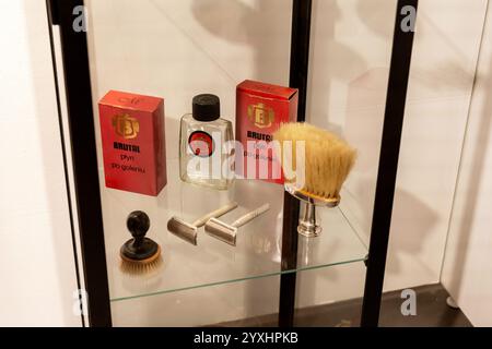 Gli accessori per la rasatura vintage retrò sono dotati di un dopobarba brutale, rasoi retrò e una spazzola per la rasatura, una cura dell'uomo in polacco PRL PPR anni '80 anni '90 Foto Stock