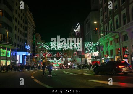 Madrid, Spagna, 16 dicembre 2024: Le luci di Gran via durante le luci di Natale a Madrid, il 16 dicembre 2024, a Madrid, Spagna. Crediti: Alberto Brevers / Alamy Live News. Foto Stock