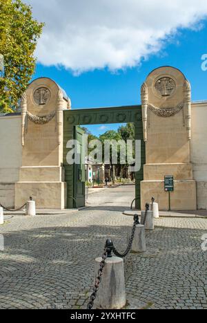 All'esterno dell'ingresso principale del Cimetiere du Pere-Lachaise, il cimitero più grande di Parigi, Francia Foto Stock
