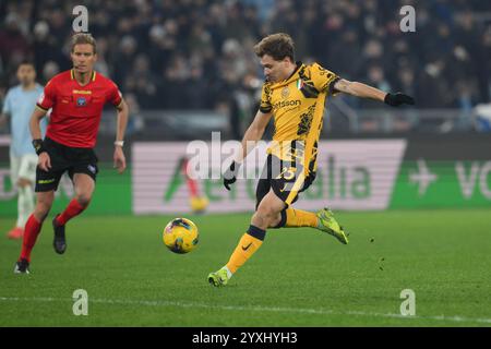 Stadio Olimpico, Roma, Italia. 16 dicembre 2024. Calcio di serie A italiano; Lazio contro Inter Milan; Nicolo Barella di FC Inter tira e segna il gol per 0-3 al 51° minuto Credit: Action Plus Sports/Alamy Live News Foto Stock