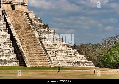 La Piramide di Kukulcán a Chichen Itza, un antico tempio maya, si erge ripidamente con terrazze a gradini e un tempio coronante contro un cielo limpido. Foto Stock