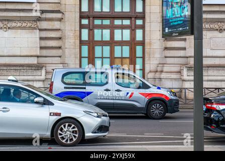 Auto della polizia francese che attraversa il traffico per le strade di Parigi, Francia Foto Stock