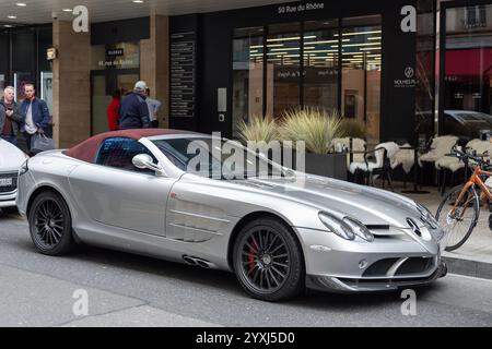 Ginevra, Svizzera - Vista su una Mercedes-Benz SLR McLaren 722S Roadster grigia parcheggiata su una strada. Foto Stock