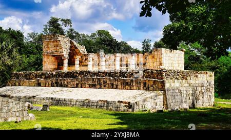 Vista del Tempio delle tavole intagliate, con scene di piante, animali e guerrieri sulle pareti vicino all'osservatorio di Chichen Itza, Messico Foto Stock