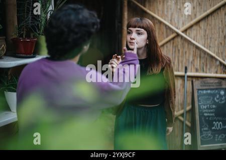 Due persone hanno una discussione ponderata in un accogliente bar Foto Stock