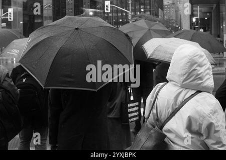 Fotografia di strada per le strade di Toronto che non mostra volti riconoscibili Foto Stock