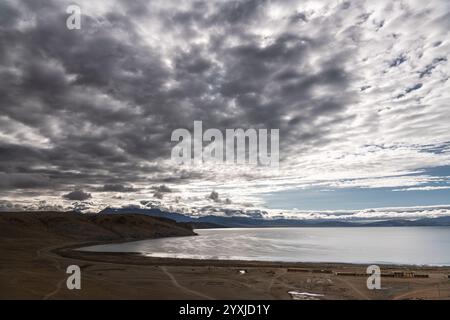 Lago Manasarovar in una giornata nuvolosa, Tibet occidentale, copia spazio per il testo Foto Stock