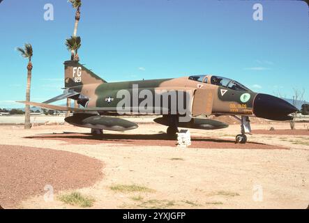 McDonnell Douglas F-4 a Davis-Monthan AFB Heritage Park dipinto come F-4C AF 64-0829 Scat XXVII in onore del colonnello Robbin Olds e delle sue quattro uccisioni MIG, foto scattata nell'aprile 1987. Gli aerei furono prodotti e volati dalla USN/Marines e convertiti in F-4N. È ora esposto come un F-4C, AF 63-0639, in onore del colonnello Daniel "Chappie" James. Foto Stock