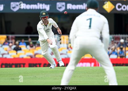 Il Gabba, Brisbane, Australia. 17 dicembre 2024. International test Cricket, Australia contro India 3rd test Day 4; Travis Capo dell'Australia in azione a Short leg credito: Action Plus Sports/Alamy Live News Foto Stock