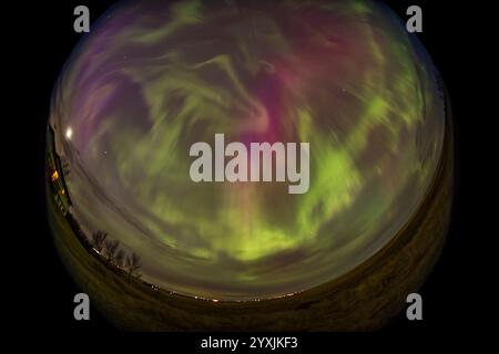 Una vista a 360 gradi di un'aurora a cielo aperto nel sud dell'Alberta, Canada. Foto Stock