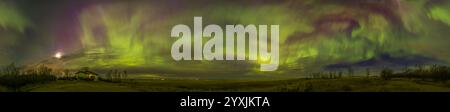Un panorama a 330 gradi dell'aurora boreale nel sud dell'Alberta, Canada. Foto Stock
