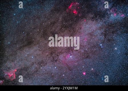 Ammassi stellari e nebulose nella costellazione Cassiopea. Foto Stock